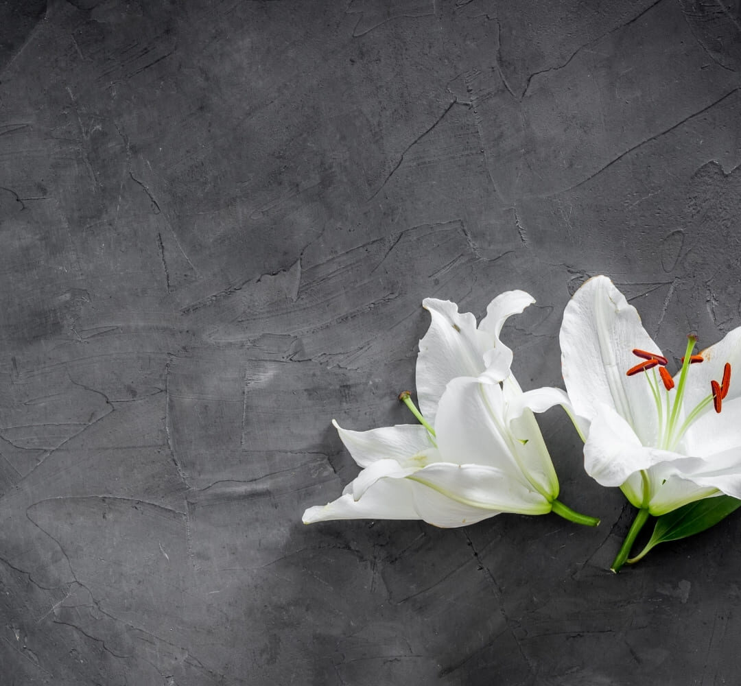 Bouquet de fleurs symboliques posé sur une table en bois, éclairé par une lumière naturelle douce